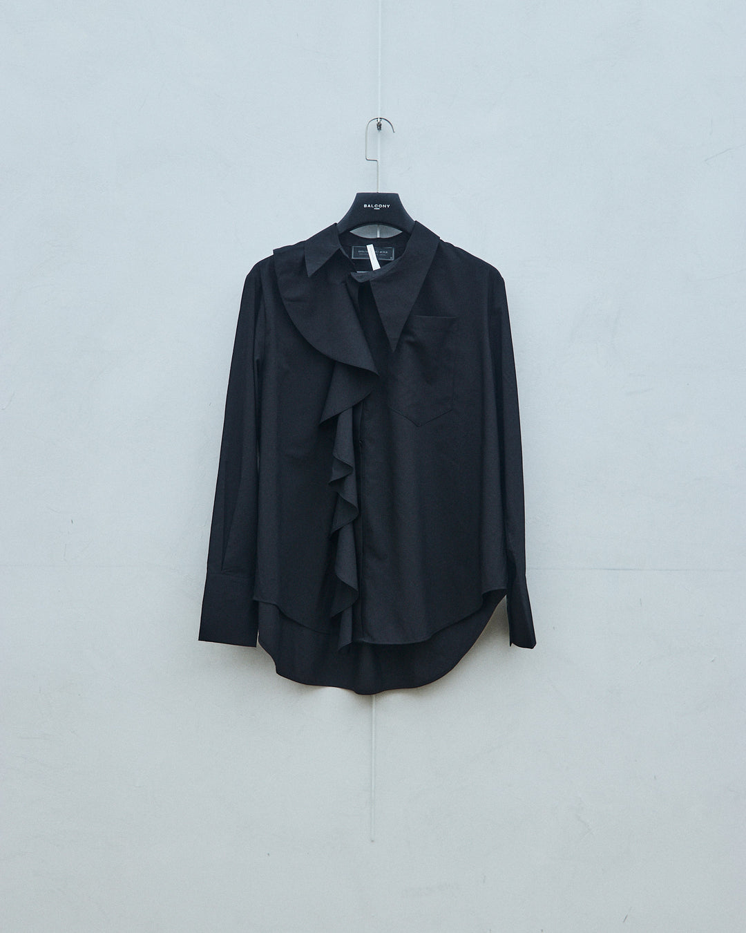Court-style ruffled blouse (black)