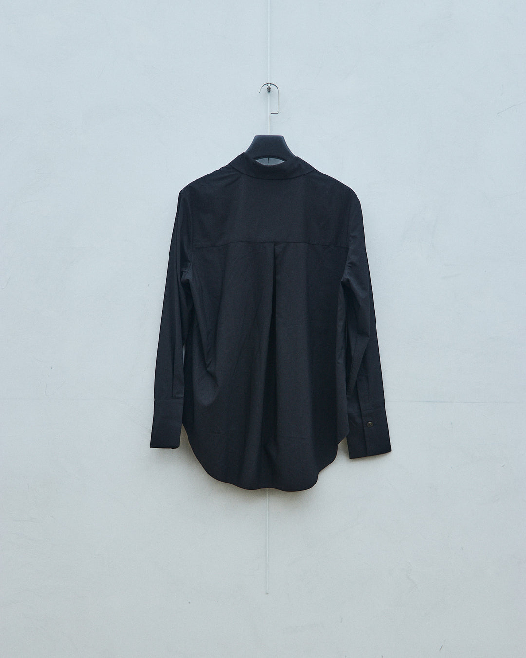 Court-style ruffled blouse (black)