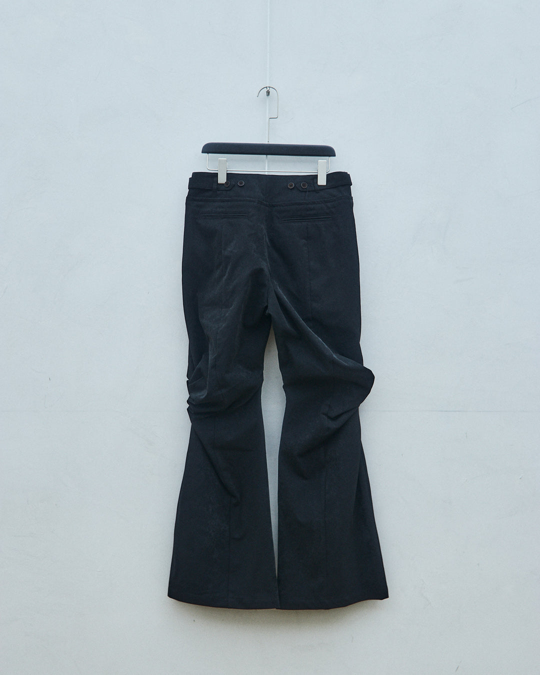 The entanglement of black trousers