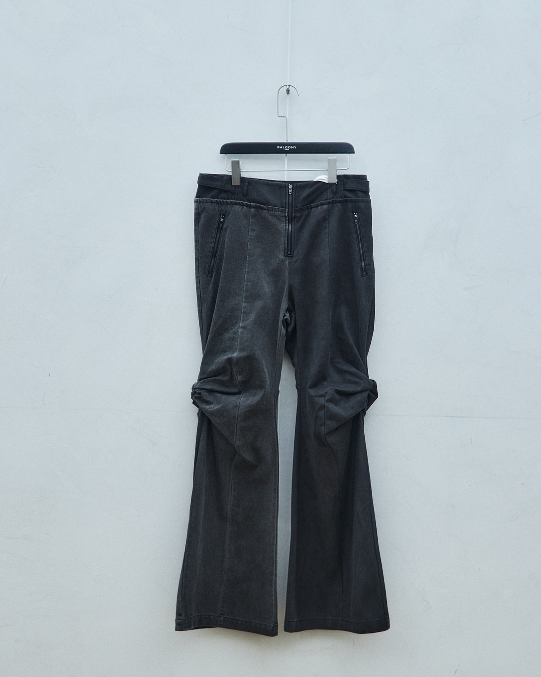 The dilemma of "black and gray" trousers