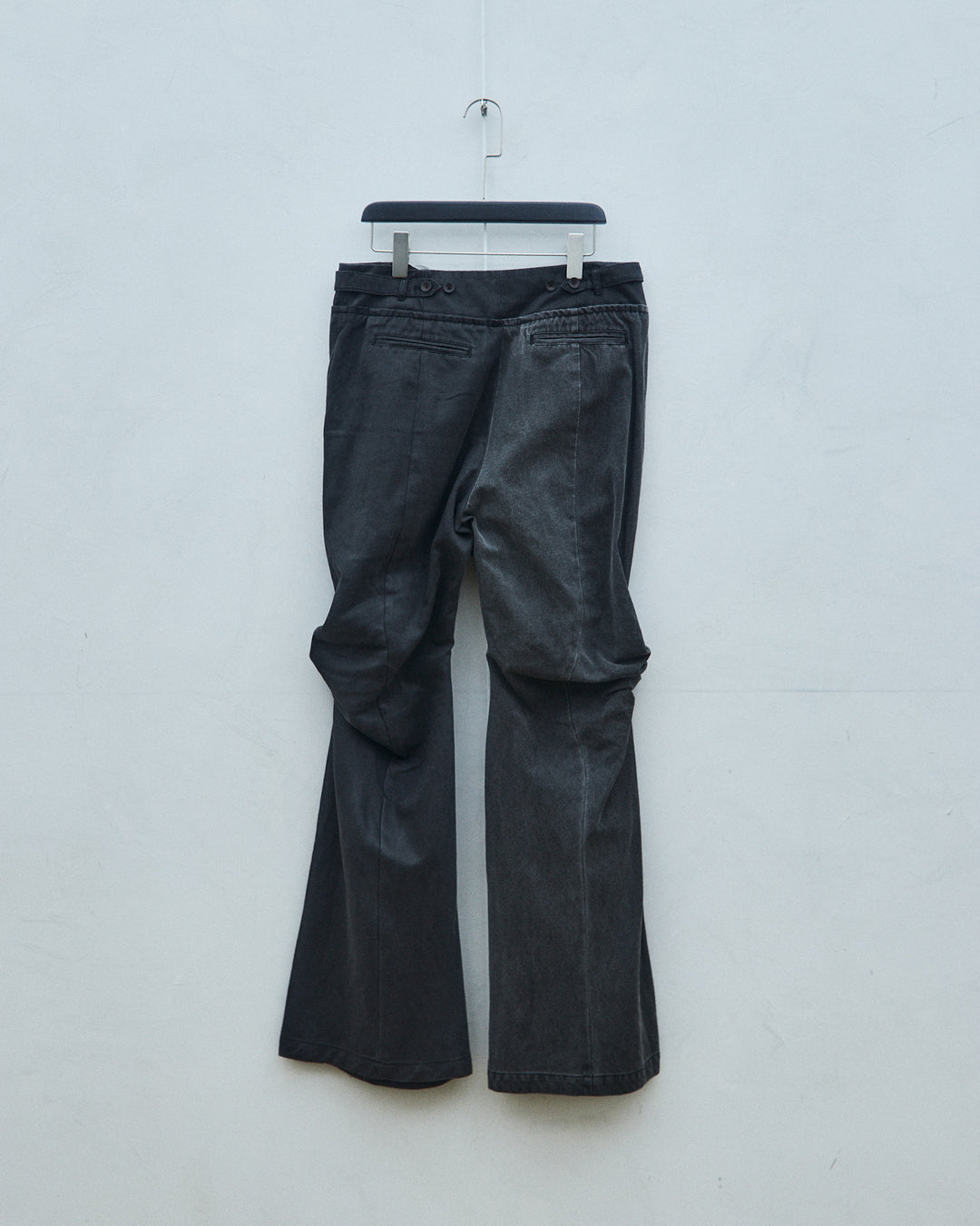 The dilemma of "black and gray" trousers