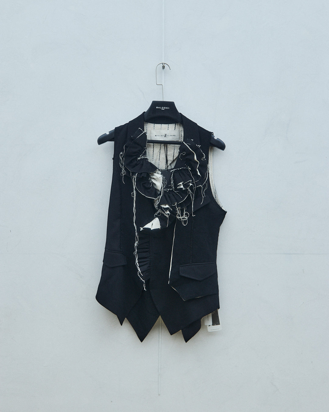 Rose-patterned vest (black)
