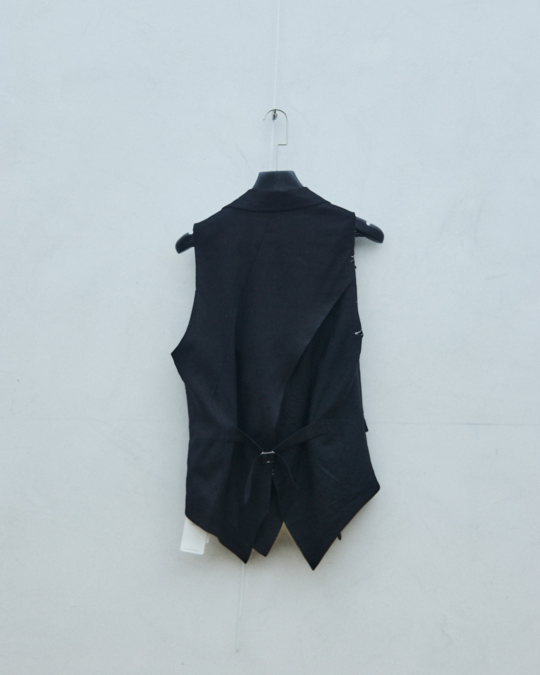 Rose-patterned vest (black)