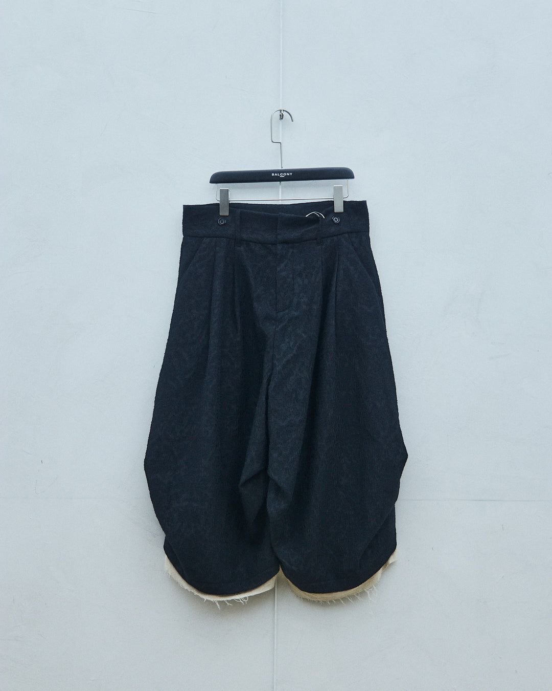 Izumo-style pleated trousers (black)