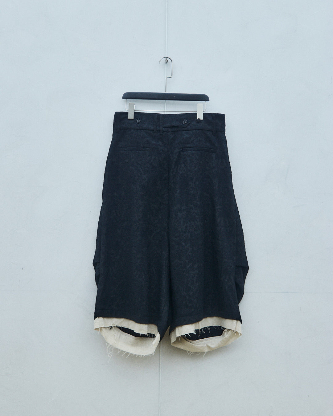 Izumo-style pleated trousers (black)