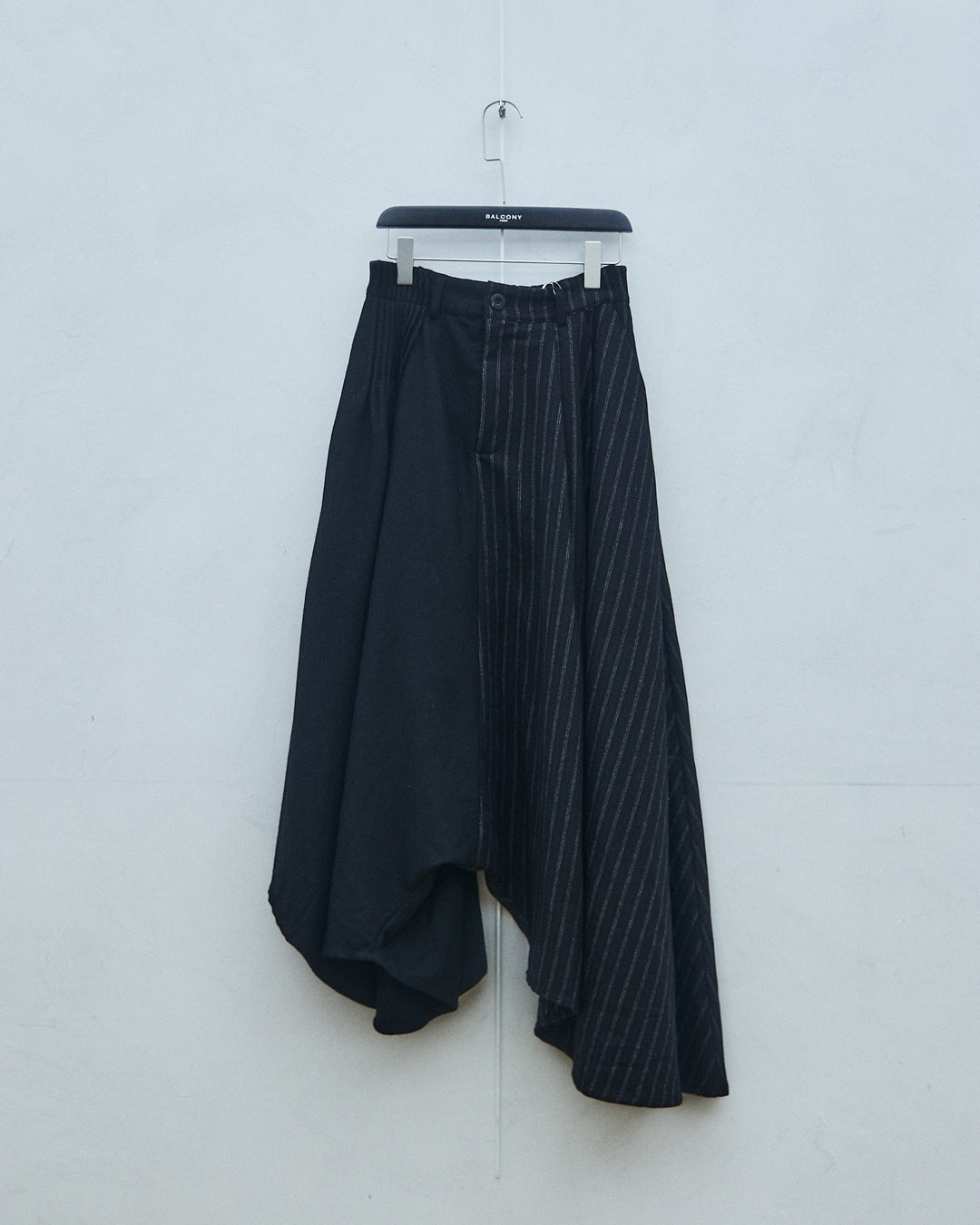 Black low-crotch pleated skirt-pants