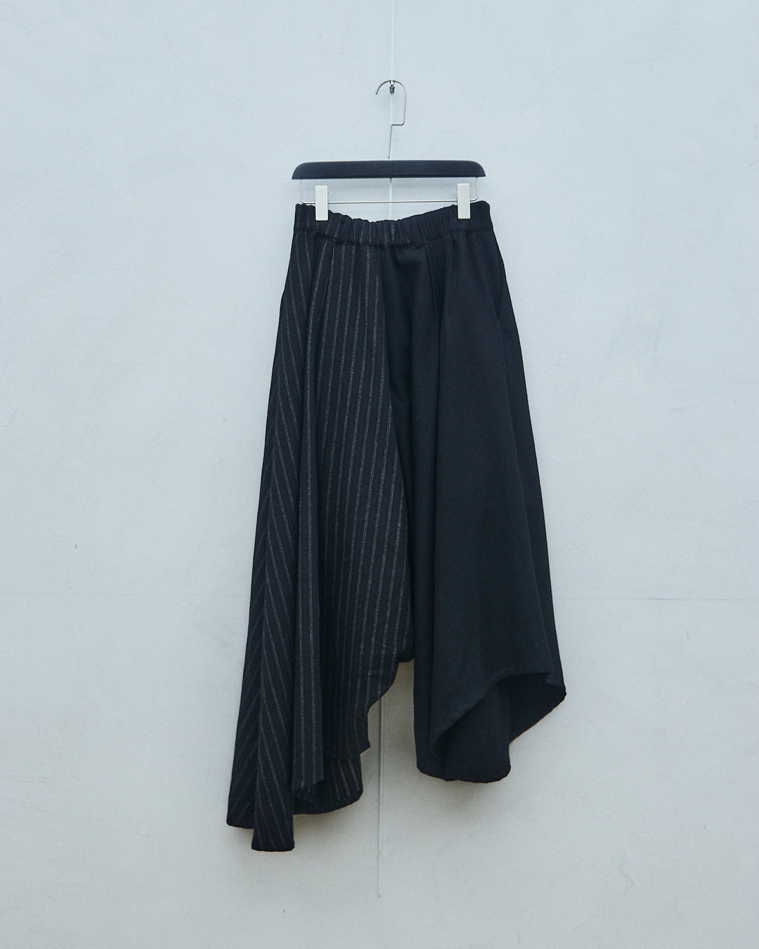Black low-crotch pleated skirt-pants