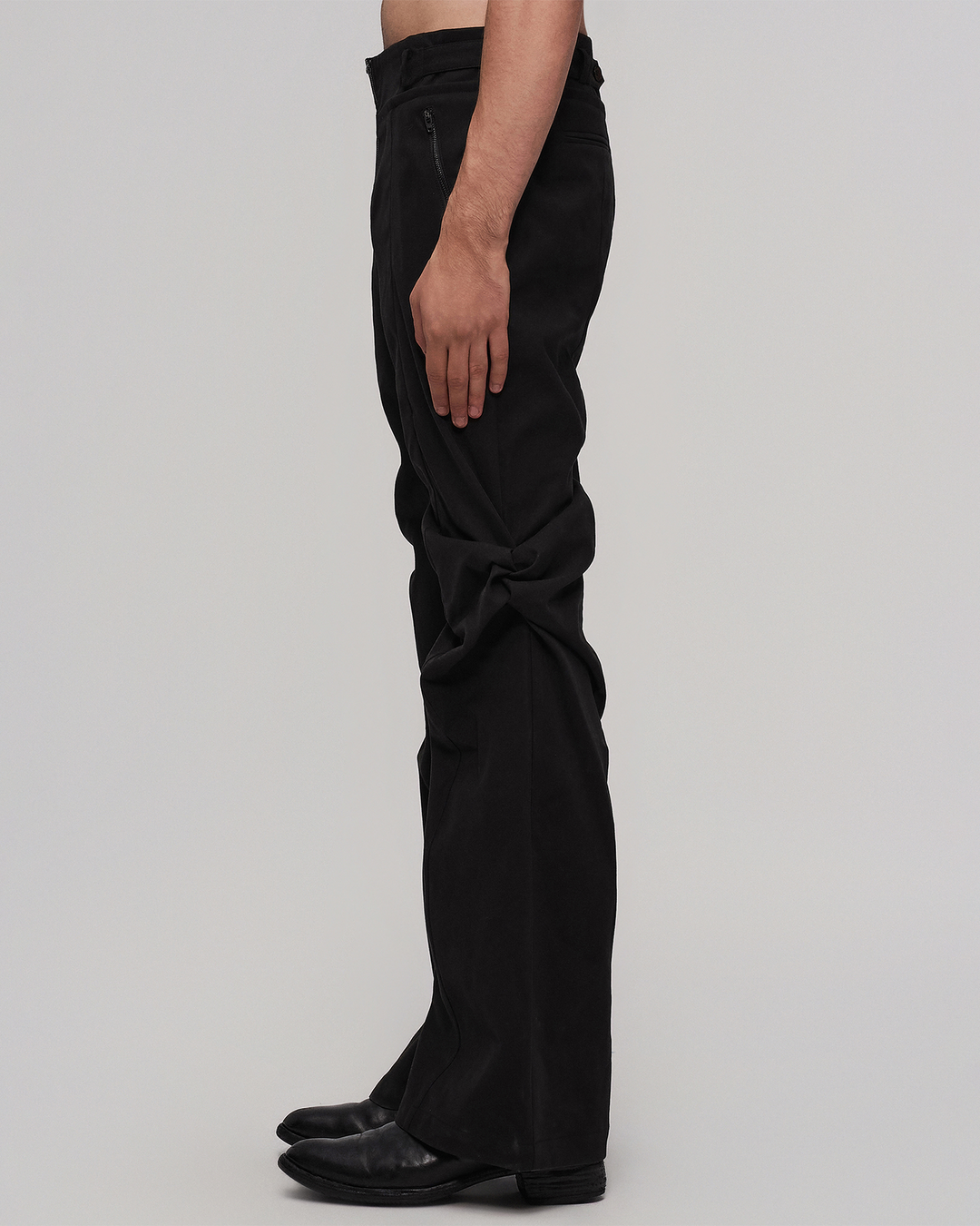 The entanglement of black trousers