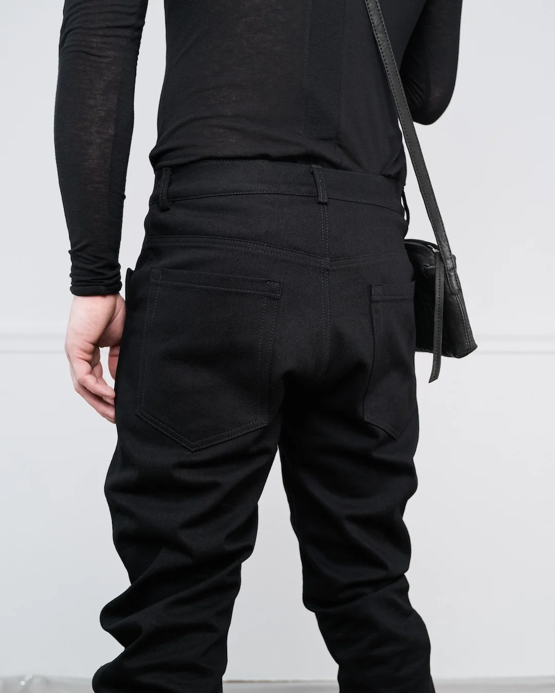 CURVED SLIM DENIM PANTS