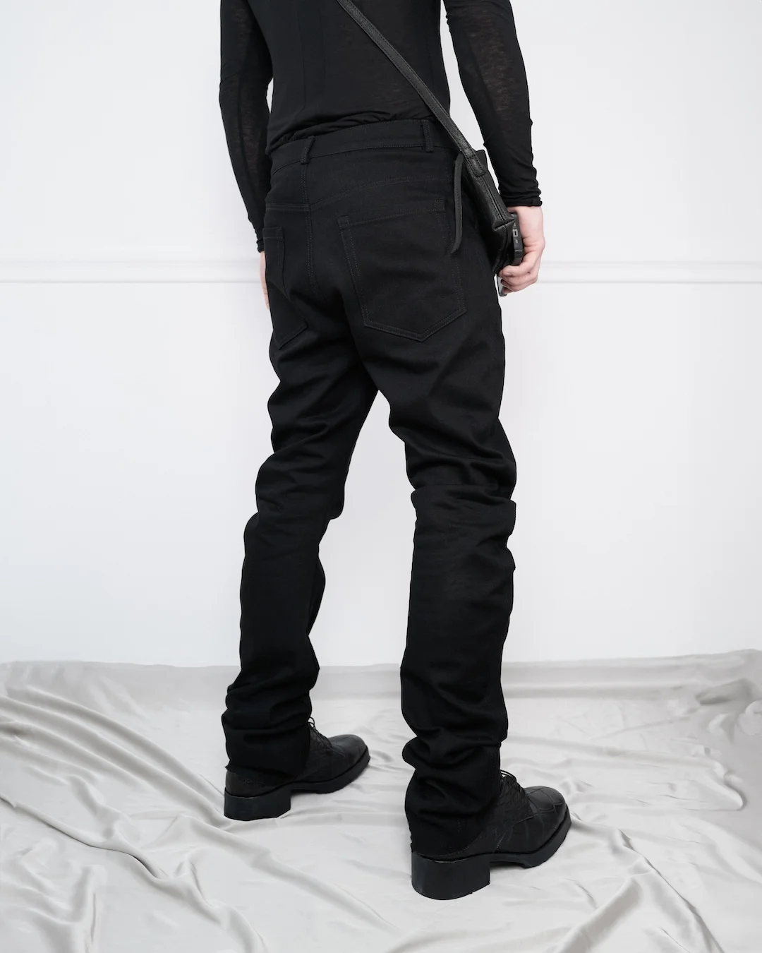 CURVED SLIM DENIM PANTS