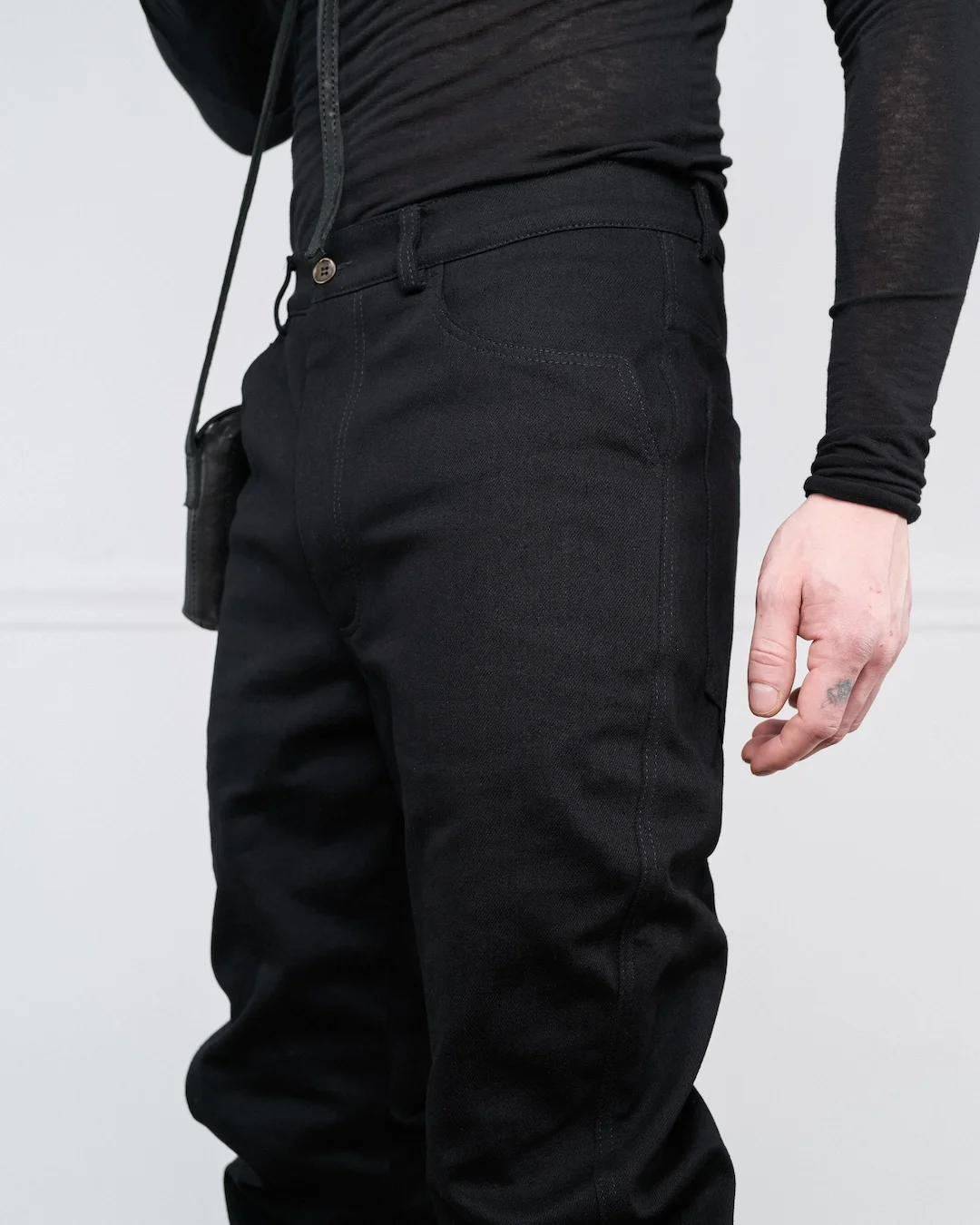 CURVED SLIM DENIM PANTS