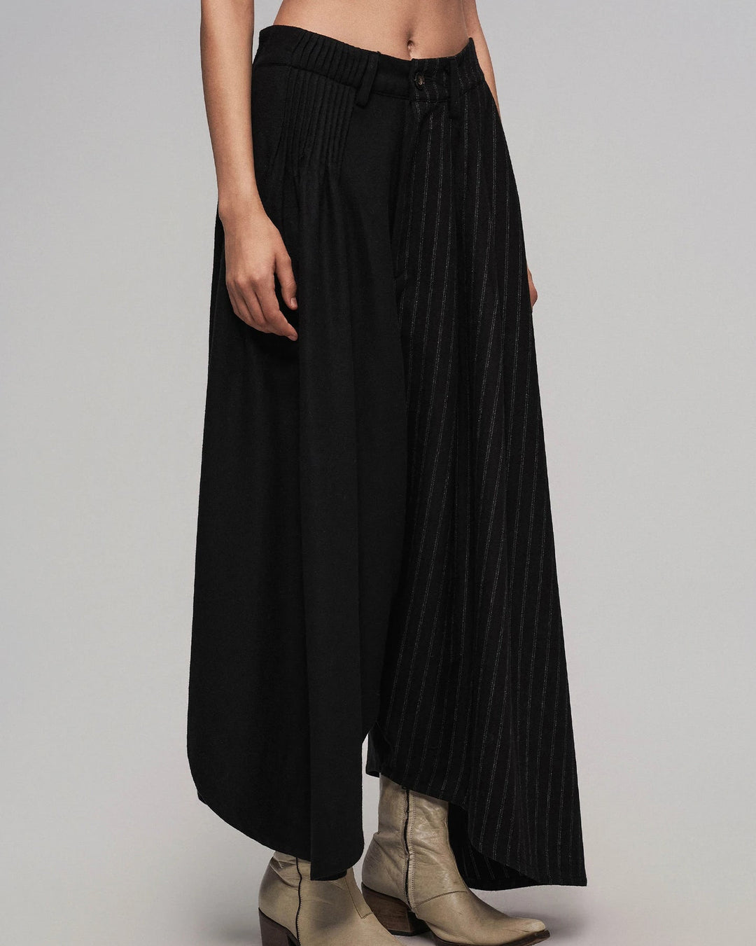 Black low-crotch pleated skirt-pants