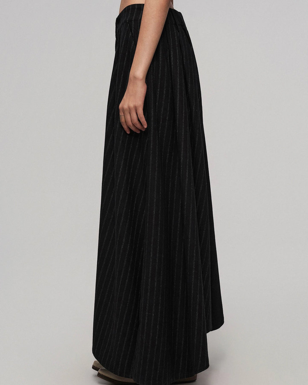 Black low-crotch pleated skirt-pants