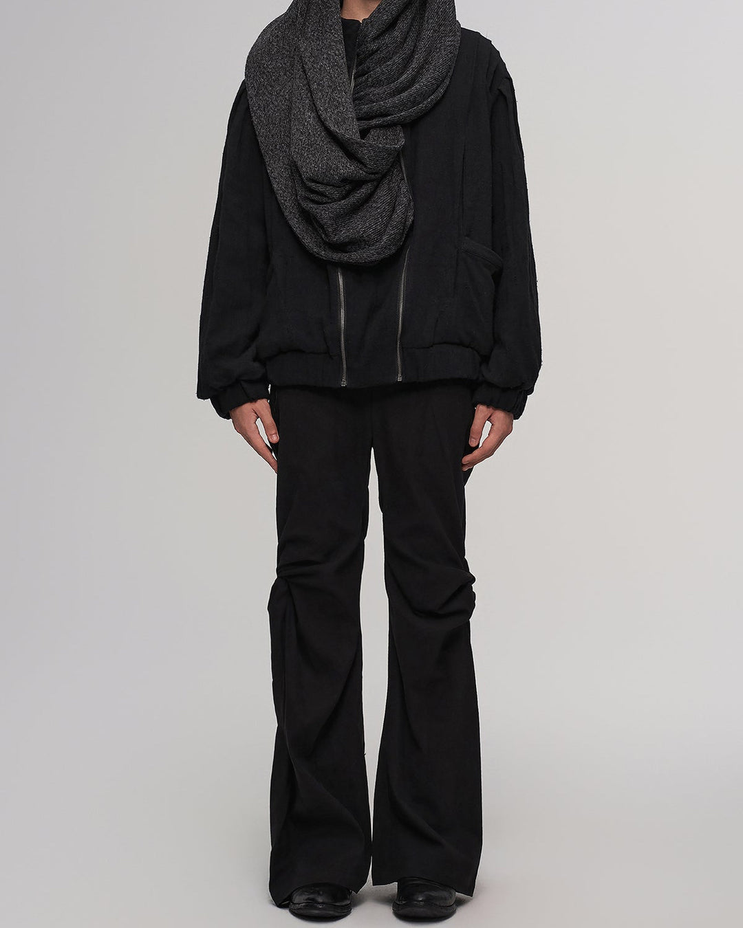 The entanglement of black trousers