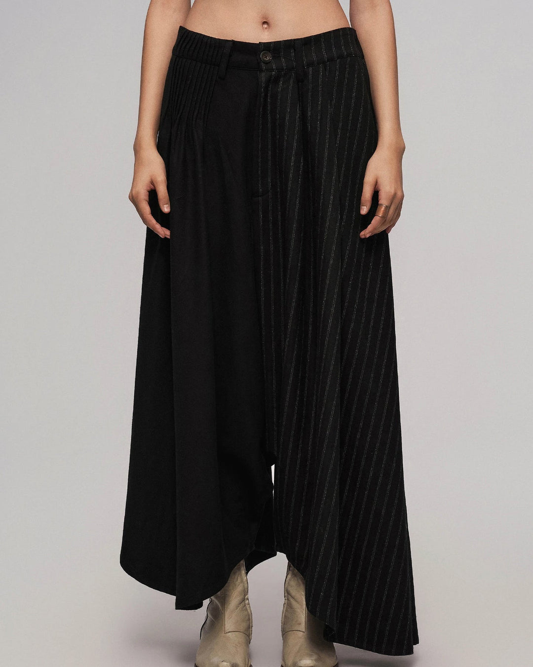 Black low-crotch pleated skirt-pants