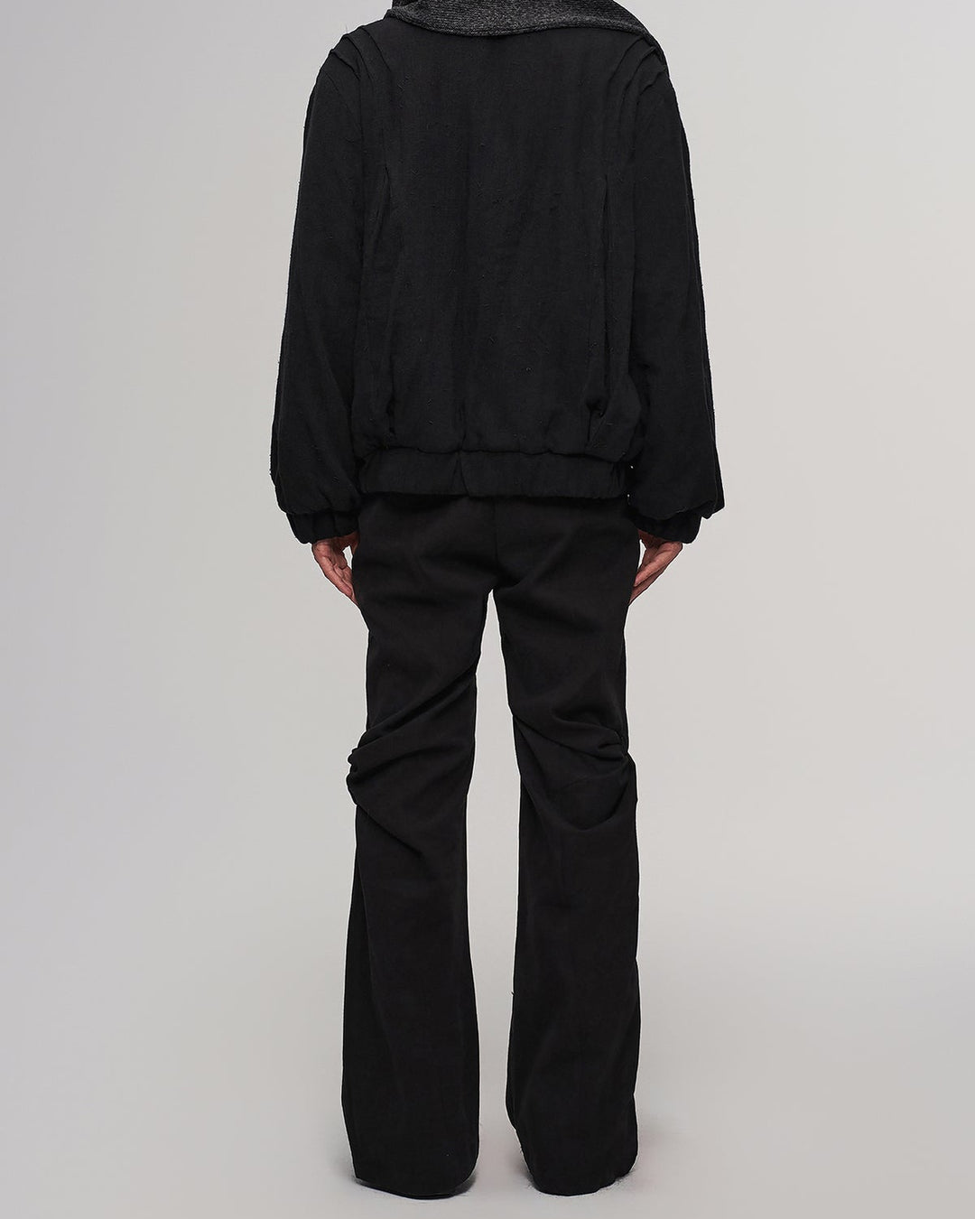 The entanglement of black trousers