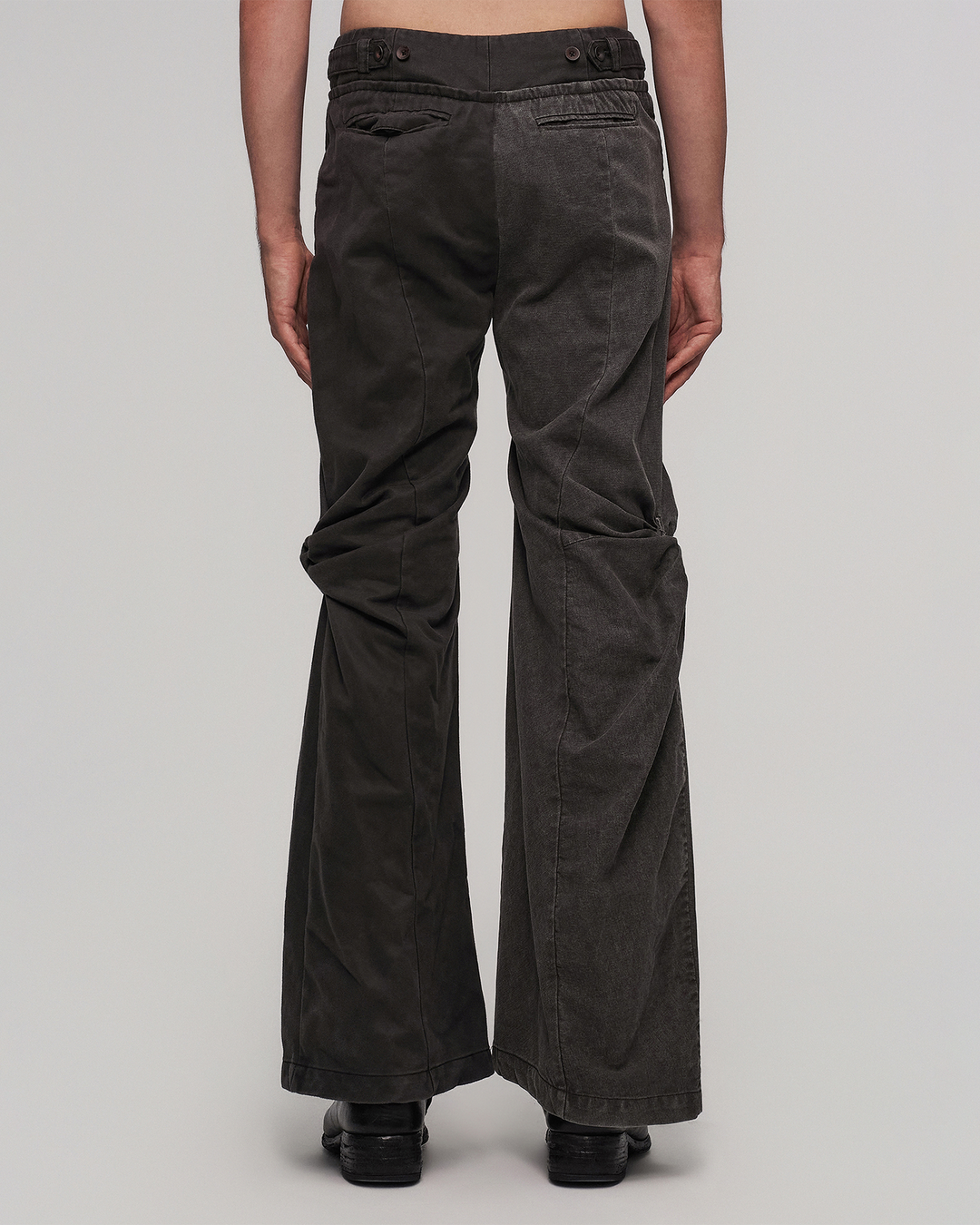 The dilemma of "black and gray" trousers