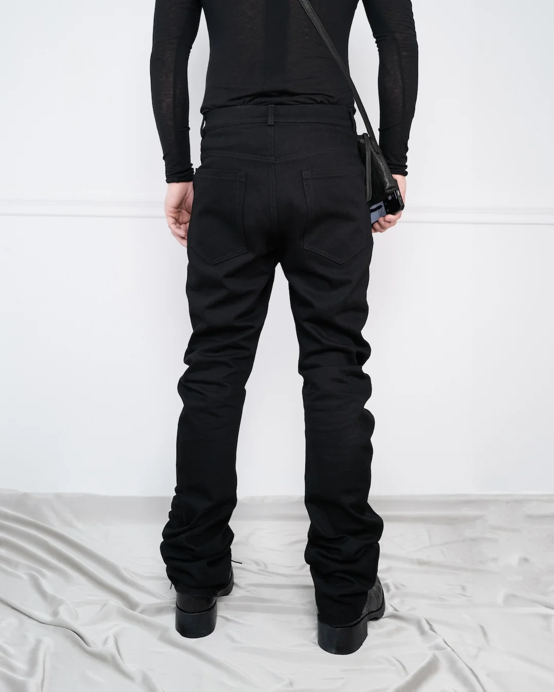 CURVED SLIM DENIM PANTS