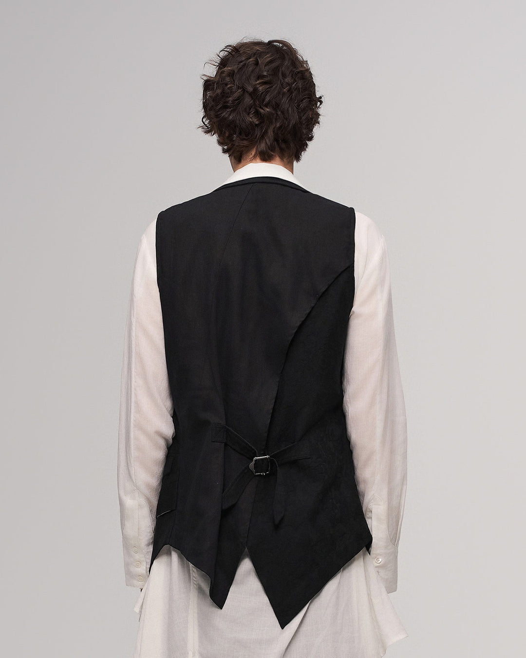 Rose-patterned vest (black)