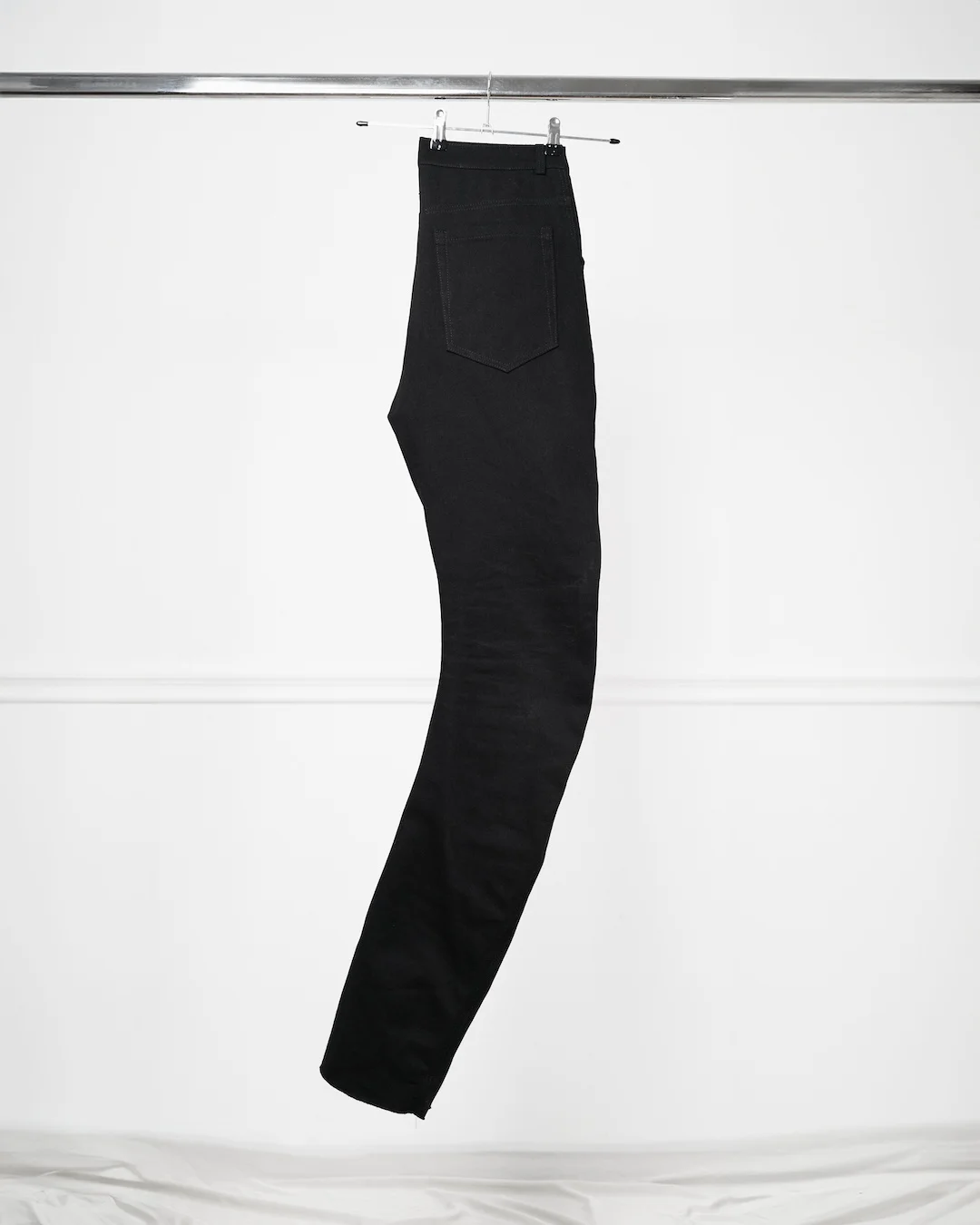 CURVED SLIM DENIM PANTS