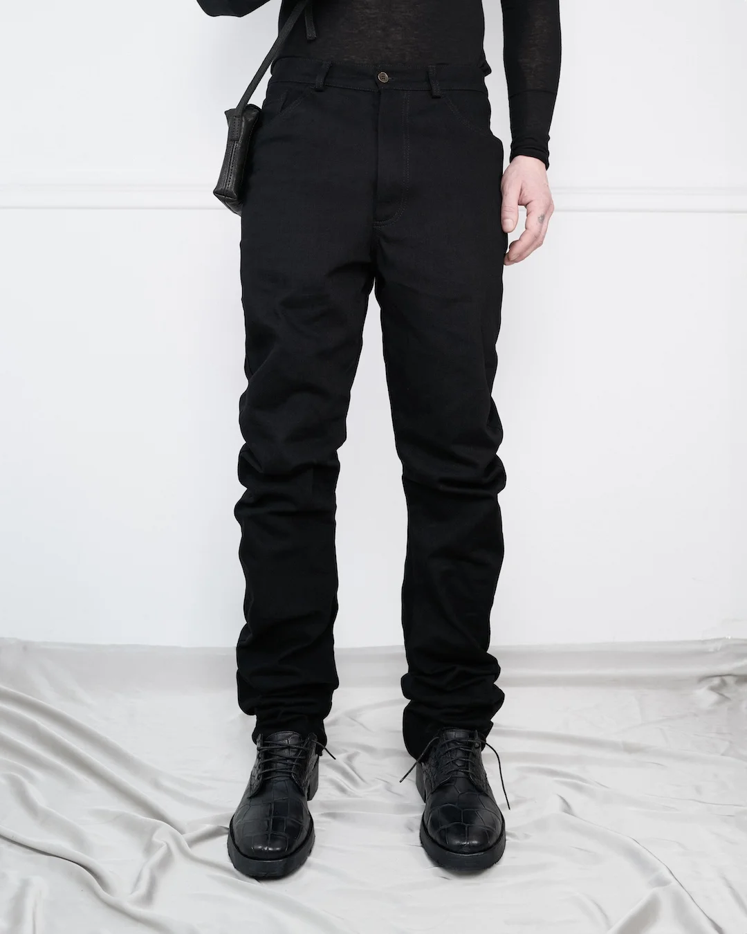 CURVED SLIM DENIM PANTS